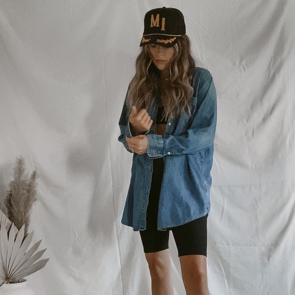 Levi's Tops - ~ SOLD on Instagram @moorehauscollections ~ Levi boyfriend fit denim button down